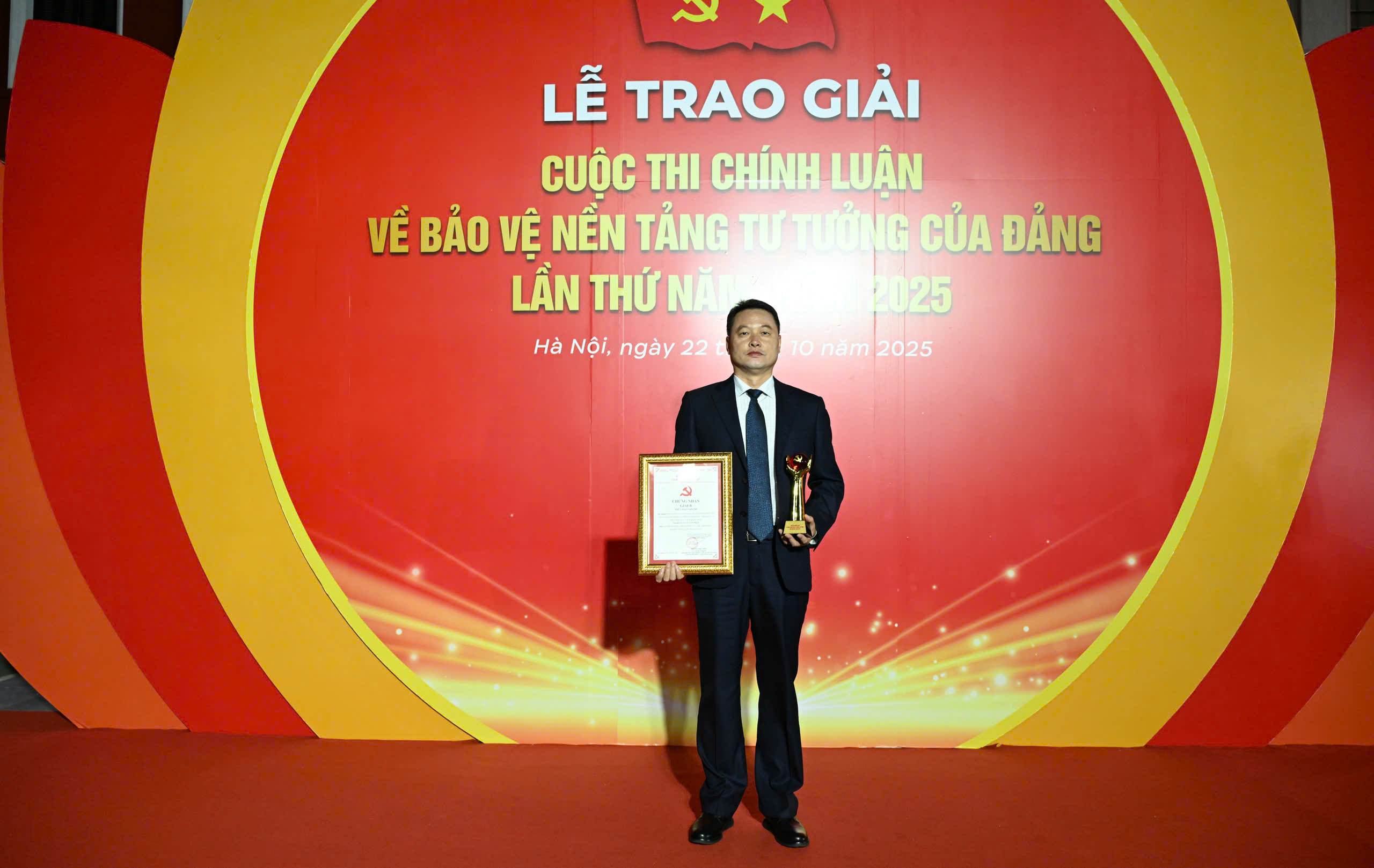 GS.TS Từ Tần Pháp Nhận Giải B Cuộc Thi Chính Luận Về Bảo Vệ Nền Tảng Tư Tưởng Của Đảng Lần Thứ V – Năm 2025